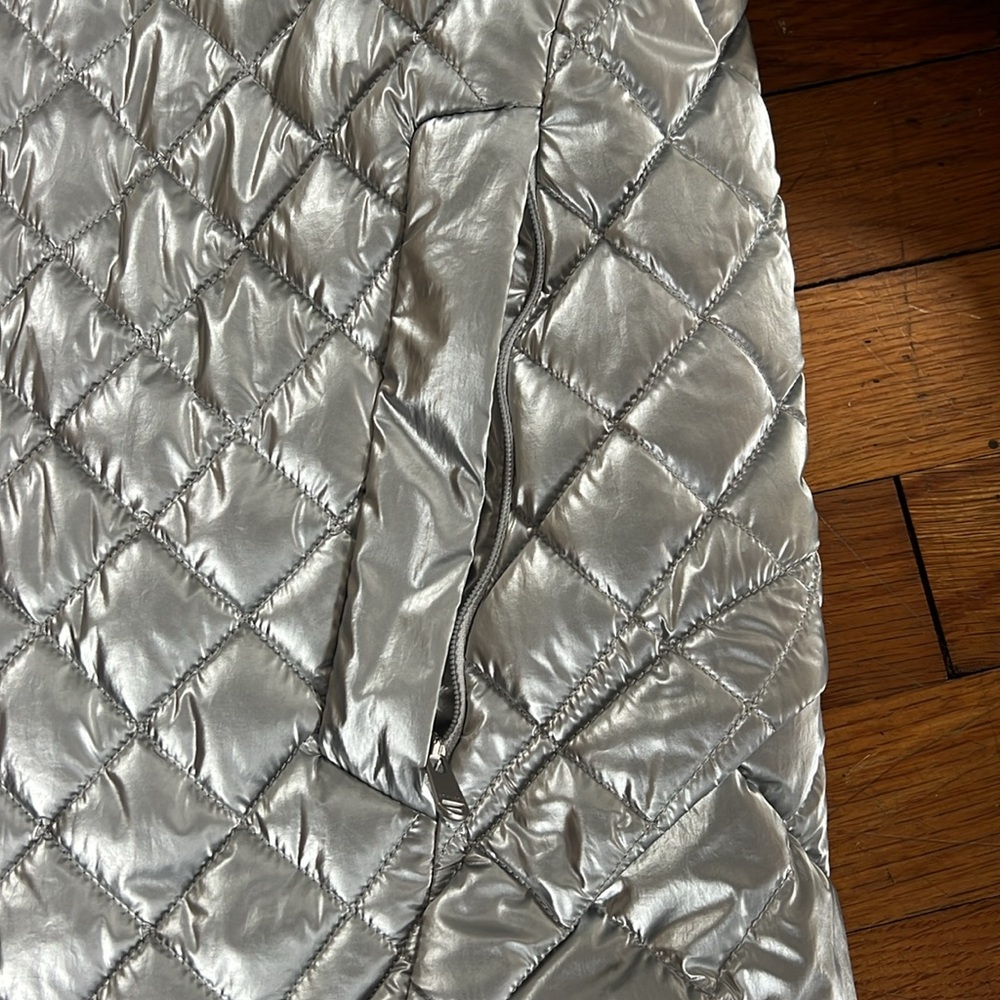 Athleta silver puffer coat excellent use condition size medium - Picture 4 of 5